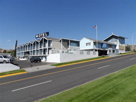 coulee house inn and suites  At the motel, all rooms come with a desk, a flat-screen TV and a private bathroom