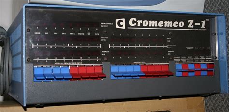 cromenco سافت‌لندینگ لینوکس سیستم (به انگلیسی: Softlanding Linux System) (کوته‌نوشت انگلیسی: SLS) نخستین توزیع به معنای امروزی لینوکس بود