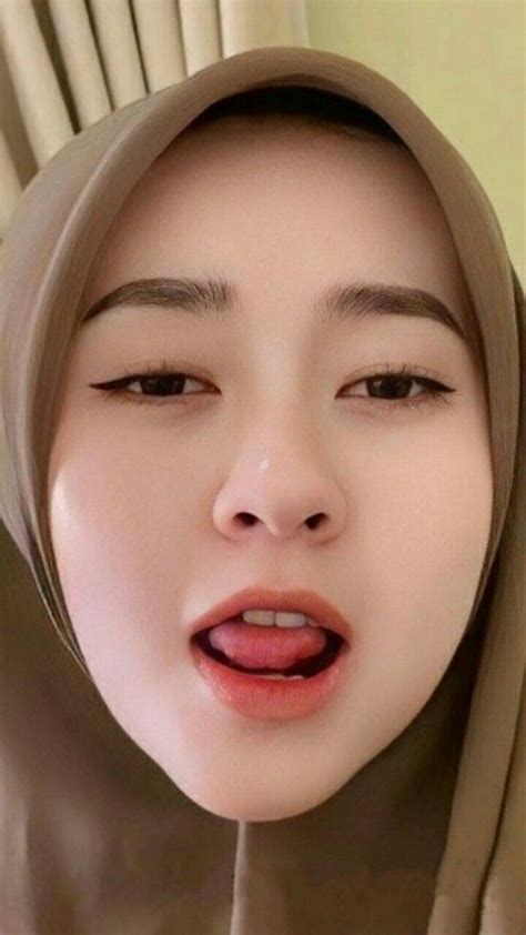 crot di mulut jilbab  Wanita Binal Yang Doyan Goda Kontol Jadi Ngaceng