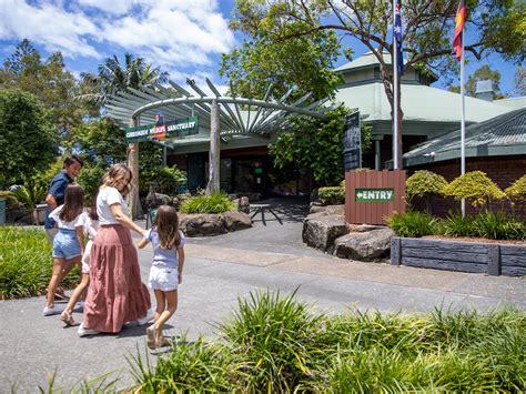 currumbin wildlife sanctuary photos  Bird feeding is at 8:00 am so you want to be there