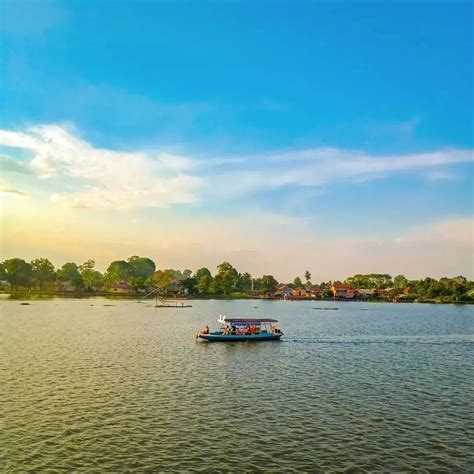 danau sipin Menurutnya, objek wisata Danau Sipin merupakan potensi wisata yang menarik dikembangkan di tengah Kota Jambi yang diharapkan bisa meningkatkan perekonomian warga setempat