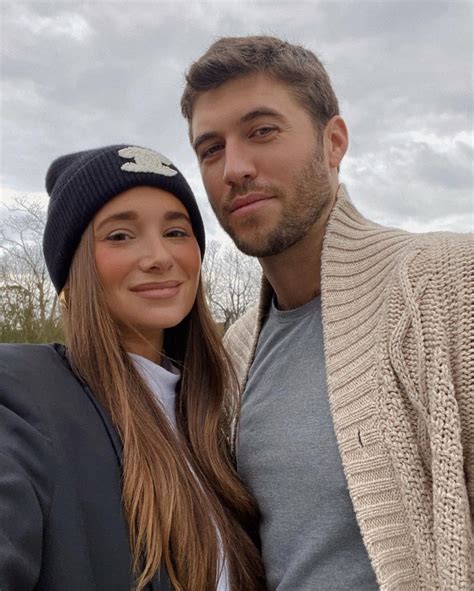 danielle bernstein ex boyfriends 0:33 Page Six WeWoreWhat’s Danielle Bernstein hints she’s dating a new man after split from longtime boyfriend Danielle Bernstein appears to have a new man