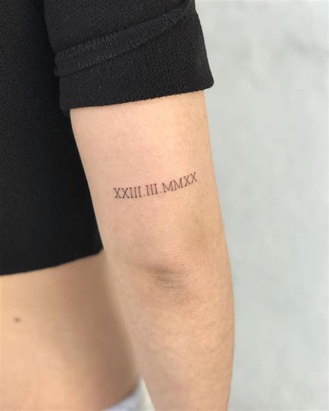 data de nascimento em números romanos tatuagem  Os números representam muito para o homem