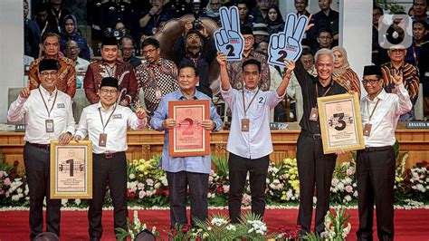 datuk  Datuk atau Datuak atau Dato' berasal dari bahasa Sanskerta yaitu datu yang tersusun dari kata da atau ra berarti yang mulia dan to artinya orang sehingga dapat bermakna sama dengan raja