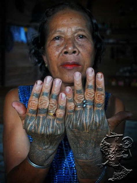 dayak tattoo Pada suku Dayak, peletakan posisi tattoo pada tubuh tidak boleh sembarangan