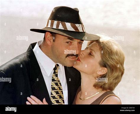 debbie grobbelaar Bruce Grobbelaar(본명 Bruce David Grobbelaar)는 1981년부터 1994년까지 잉글랜드 팀 리버풀에서 골키퍼로 활약한 전 짐바브웨 축구 선수입니다