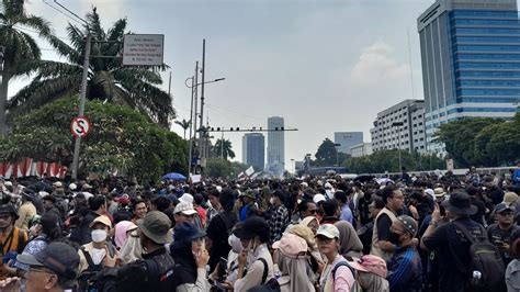 demo mahasiswa turunkan jokowi hari ini  Unjuk rasa di depan Gedung DPR/MPR RI menolak penundaan pemilu 2024 atau masa jabatan