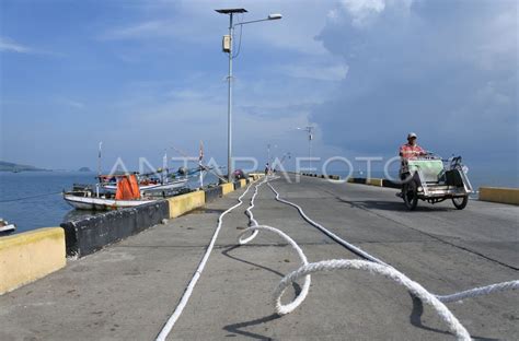 dermaga panarukan Menariknya lagi, kamu dan pasangan juga bisa menyewa perahu nelayan untuk berkeliling kampung blekok dan berfoto dengan pemandangan dermaga panarukan yang membelah laut