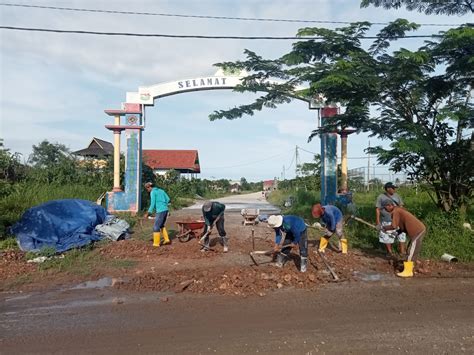 desa embalut Selasa, 07 Maret 2023 Pemerintahan Desa Embalut melakukan kegiatan pengurukan & perbaikan lapangan sepak bola yang sebelumnya mengalami kerusakan cukup parah di bagian dalam lapangan dan membersihkan kembali saluran air / parit yang ada disekitar lapangan ,pengerjaan kegitan inigeografisnya, Desa Separi berbatasan dengan wilayah sebagai berikut: a