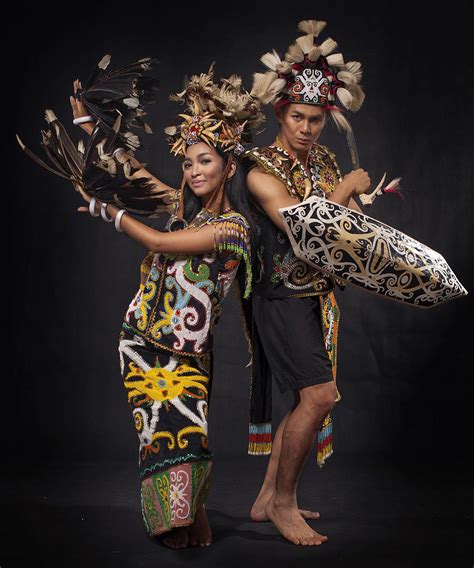 desain baju dayak Terdapat berbagai penelitian tentang suku Dayak Kenyah yang membahas tentang identitas kultural [27], penerapan budaya pada interior pendidikan [28], dan kajian semiotik pakaian adat suku Dayak