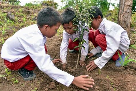 dirempak hartina  Dogdog pangrewong : Bantuan anu euweuh hartina, dina teu aya oge teu naon naon