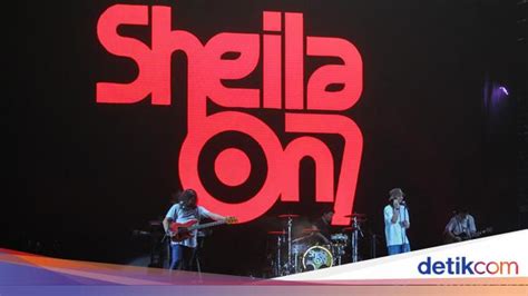 disaat kita bersama sheila on 7   Di saat kita bersama Di waktu kita tertawa Menangis merenung Oleh cinta Kau coba hapuskan rasa Rasa dimana kau melayang jauh Dari jiwaku Juga mimpiku Biarlah, biarlah Hariku dan harimu Terbelenggu satu Oleh ucapan manismu Reff 1 : Dan kau bisikkan kata cinta Kau t'lah percikkan rasa sayang Pastikan kita seirama Walau terikat rasa hina Sekilas