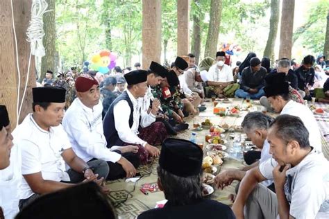 diuri uri tegese  Tulisen ciri-ciri tembang ing dhuwur andhedhasar guru gatra, guru wilangan, lan guru