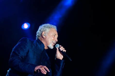 does tom jones still perform Does Tom Jones still perform? Tom Jones has announced that his 2020 concerts have been moved to 2021 “to ensure the protection of fans, my crew and everyone who works in support of the shows