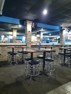 downriver bars  Sneaky's Sports Bar & Grill