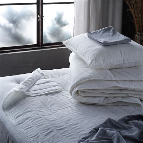 edredom smasporre ikea  SMÅSPORRE Duvet, light warm, 240x220 cm Feels as soft and fluffy as it looks! Comfy to sleep in and easy to care for thanks to the mix of cotton and polyester