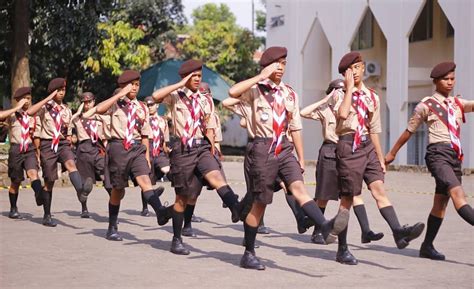 erek baris berbaris 6 LEMBAGA PENDIDIKAN DAN PELATIHAN POLRI PERATURAN DASAR KEPOLISIAN PENDIDIKAN PEMBENTUKAN BINTARA POLRI (PERBATASAN) Bahan Bacaan HAKIKAT BARIS-BERBARIS, ABA-ABA DAN SIKAP DASAR PBB 1