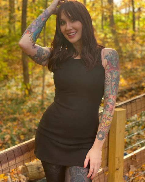 erica fett com Model & Cosplayer Camp Cryptid Podcast Host“I'm a handful Photo @ writeboy”Erica Fett is an American alt-model, Suicide Girl, cosplayer, Twitch streamer and YouTuber who has garnered millions of followers on her social media