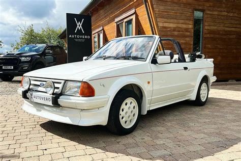 escort cabrio 1991This is an original factory-issued prestige sales brochure with 130 pages on the Ford Cars range for the UK market from November 1990 - January 1991 (Edition 6)