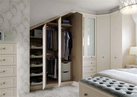 fitted bedrooms in birmingham <b>elyts laudividni s'enoyreve tsomla tius ot mahgnimriB ssorca smoordeb dettif tnereffid fo egnar evisnetxe na reffo ot elba gnieb no sevlesruo edirp eW  </b>