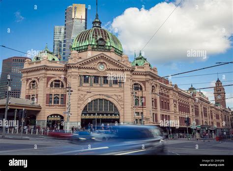 flinders street station lockers 1 km: