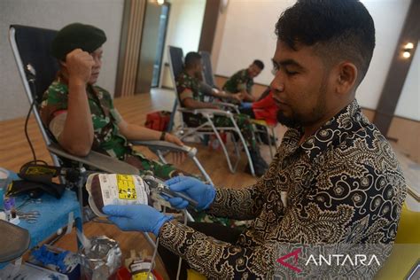 foto donor darah  +6221 5347 710 +6221 5347 720Foto (16856) - Petugas medis mengambil sampling darah penyintas Covid-19 ketika mengkuti Donor Darah Plasma