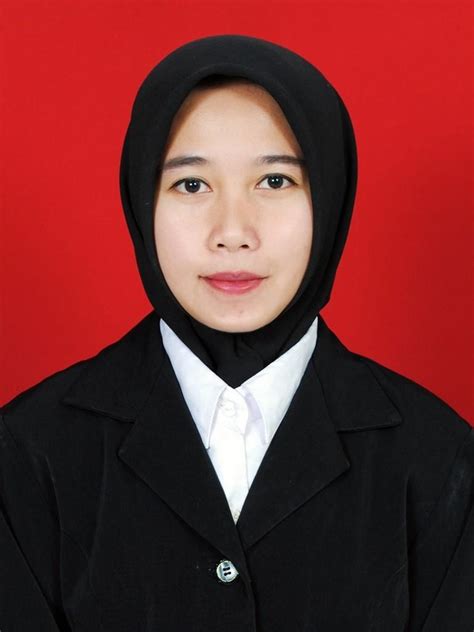 foto ijazah kuliah berhijab  Viral Wanita Berhijab Bikin Konten Joget Pamer Dada Terbuka, Ramai Dikecam dan Banjir Hujatan Publik (Twitter/txtdrgajelas) BeritaHits