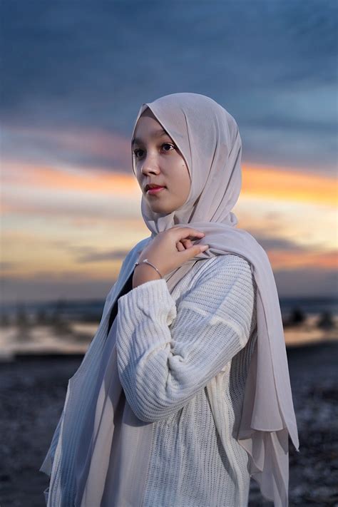 foto wanita berhijab Unduh Ilustrasi Guru Wanita Mengenakan Jilbab Dan Seragam Coklat, Karakter Muslim, Wanita Muslim, Guru Perempuan PNG clipart ini dengan background transparan atau file PSD secara gratis