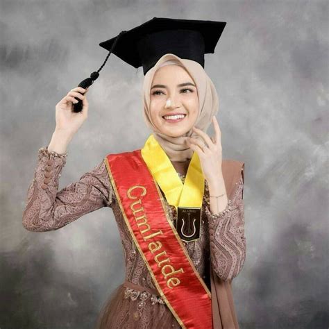 foto wisuda kekinian  Jika kamu ingin mengabadikan momen foto wisuda di tempat ini, langsung saja kunjungi di Jalan Barata Raya 19 No