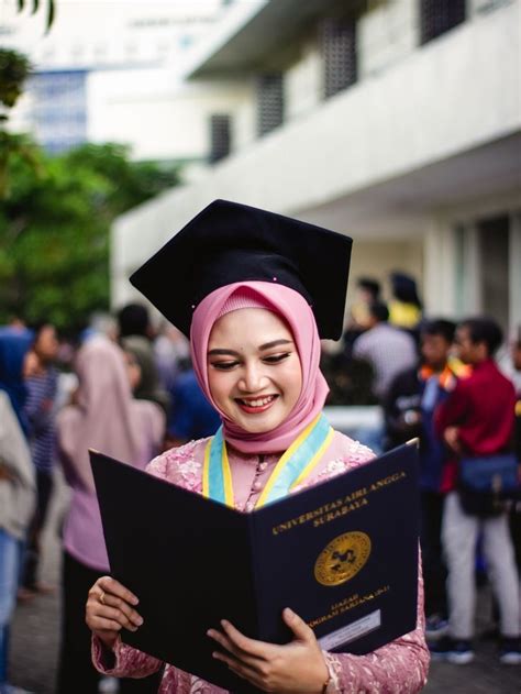 foto wisuda kuliah Ayah tersebut nampak mengikuti prosesi wisuda sembari memegang foto putranya yang telah meninggal dunia itu