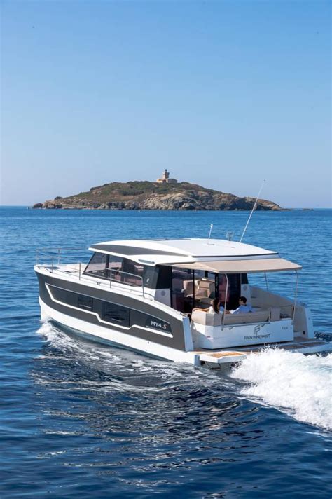 fountaine pajot my4.s S нового моторного катамарана от Fountaine Pajot