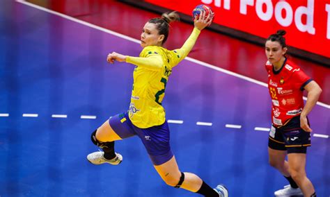 fundamentos do handebol O Handebol, no Brasil, é um esporte que mesmo ignorado pela televisão aberta e longe da popularidade do vôlei e do basquete, é a segunda modalidade mais praticada nas escolas brasileiras, atrás somente do futsal