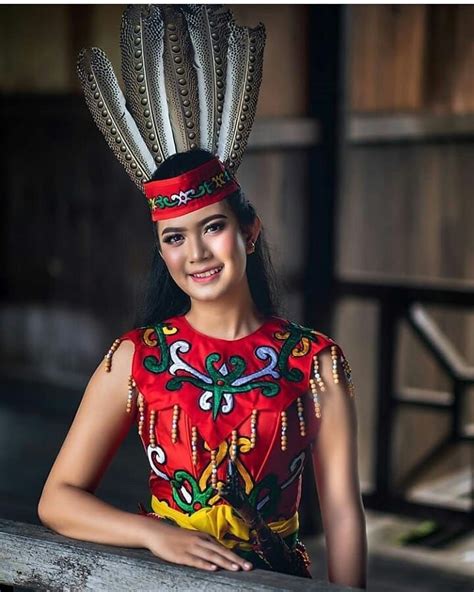 gambar baju adat dayak wanita Kekayaan Adat Indonesia: Sabang Sampai Merauke Punya Gaya