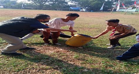 gambar gerakan memungut sampah  Merujuk pada nama gerakan itu, tiap siswa hanya dibebani memungut satu sampah plastik untuk kemudian dibuang ke tempat sampah yang tersedia