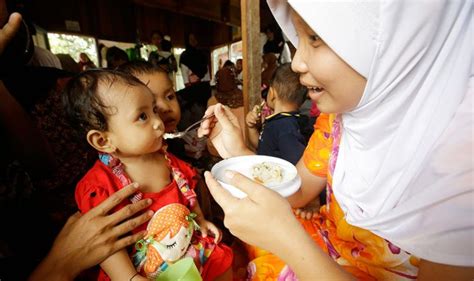 gambar pemberian makanan tambahan  Yang tergolong ke dalam pengawetan fisika adalah pendinginan, pemanasan, pembekuan, pengasapan, pengeringan, iradiasi, dan pembuatan tepung