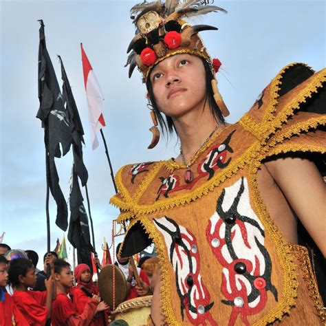 gambar suku dayak  Pakaian ta’a terdiri dari semacam ikat kepala yang disebut dengan da a yang dibuat dari pandan