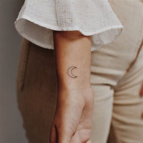 gambar tato di lengan simple  tato simpel keren di tangan