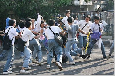 gambar tawuran anak sekolah  Polisi bubarkan tawuran remaja di jalan pemuda rawamangun