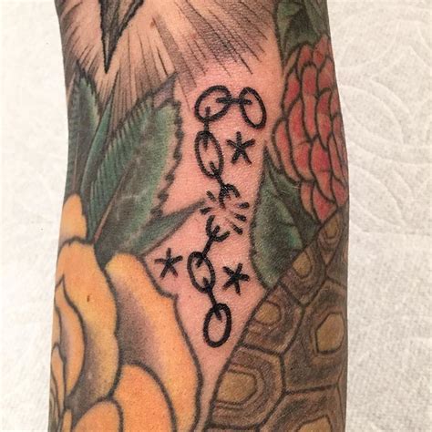 gap filler connecting random tattoos  Skull Hand Tattoo