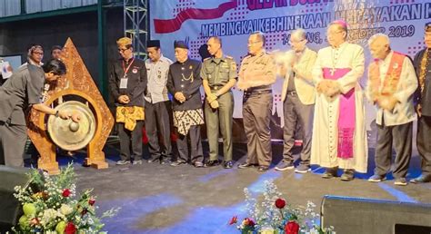 gereja lely Di dalam berbagai gereja ada setidaknya dua pendapat utama mengenai pelayanan gerejawi yang dilakukan oleh jemaat gereja