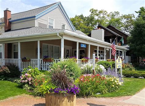 glen arbor bed and breakfast  Riverfront Pizza