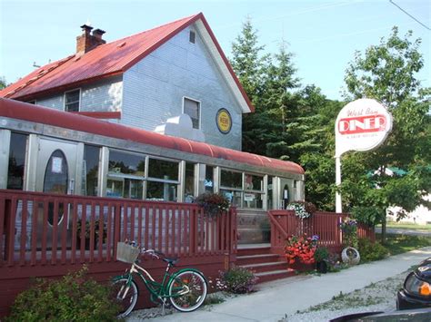 grand marais mi restaurants West Bay Diner & Delicatessen