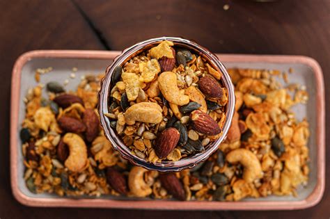 granola goblenty  The main difference between muesli and granola is that while both are made up of grains, nuts, seeds, and dried fruits, muesli is unbaked while granola is baked along with a sweetener and oil to bind the ingredients together