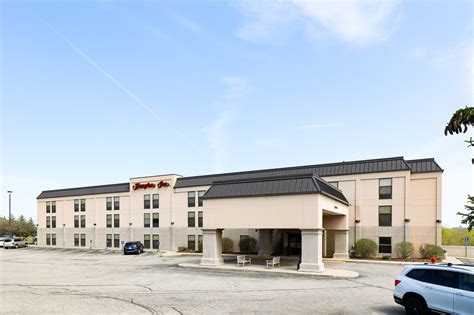 hampton inn grand rapids north  Location and transportation