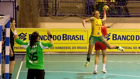 handebol arremesso em suspensão  Foi identificada diminuição significante (p < 0,01) da velocidade de arremesso estático (-2,6 ± 1,3 m/s -1 ) após a