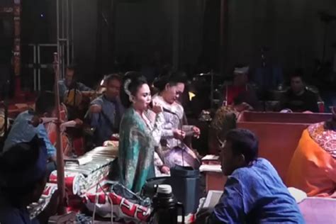 hencet hideung artinya  Lagu “Bangbung Hideung” merupakan lagu berbahasa Sunda yang dibawakan oleh penyanyi Rika Rafika