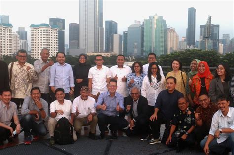 henry riady lippo Dari kalangan keluarga, tampak Ibu Mochtar Riady dan anak-anaknya --James Riady dan Stephen Riady--, para cucu seperti John Riady, Henry Riady, dan Brian Riady