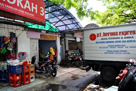 herona express kantor unit surabaya pasar turi gundih foto PT Herona Express telah mengalami perkembangan yang pesat dalam bidang pelayanan, armada angkutan, teknologi dan pembangunan kantor Cabang, kantor Unit dan kantor Perwakilan