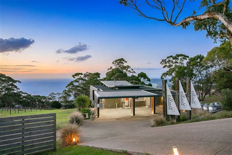 holiday accommodation agency mornington  Includes stunning views, luxurious amenities, wonderful sunsets and premier beaches