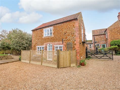 holiday cottages in snettisham The Old Bakehouse & Granary Cottage in Snettisham